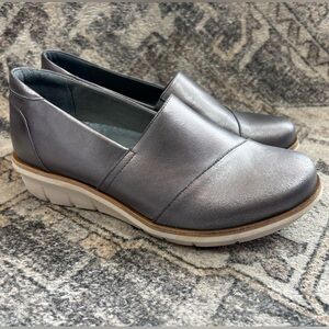Dansko Julia Wedge Metallic Pewter Women’s Shoes‎ Size 38